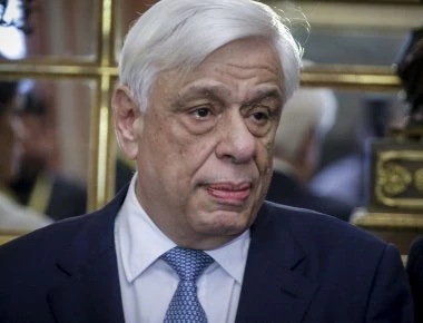 Ο Παυλόπουλος «έσπασε» το πρωτόκολλο για να χαιρετήσει μαθητές δημοτικού (βίντεο)